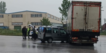 Bursa’da hafif ticari araç kamyonla çarpıştı: 1 yaralı