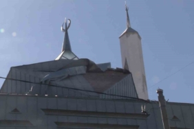 Şiddetli rüzgar nedeniyle Ataşehir’de caminin kaplaması söküldü