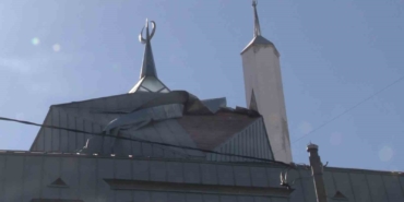 Şiddetli rüzgar nedeniyle Ataşehir’de caminin kaplaması söküldü