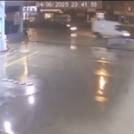 Kontrolden çıkan otomobil duvara çarptı, o anlar kamerada