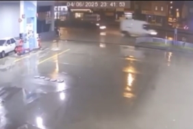 Kontrolden çıkan otomobil duvara çarptı, o anlar kamerada