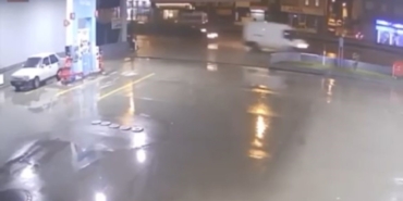 Kontrolden çıkan otomobil duvara çarptı, o anlar kamerada