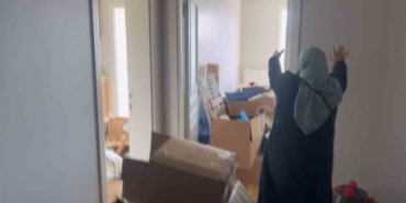 Depreme yeni taşındığı evinde yakalandı, böyle savruldu