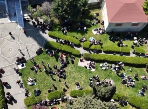 Bahçelievler’de parkı dolduran vatandaşlar havadan görüntülendi