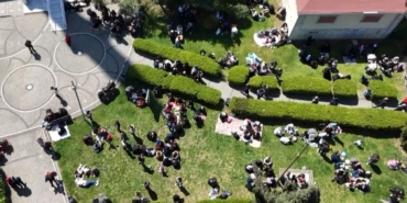 Bahçelievler’de parkı dolduran vatandaşlar havadan görüntülendi