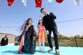 Minik öğrencilerden geri dönüşümden defilesi