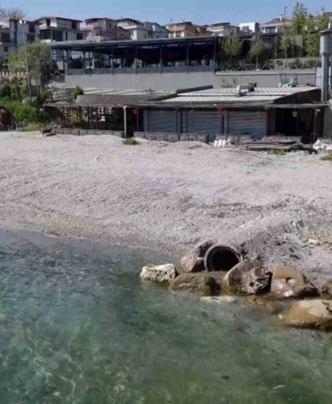Beylikdüzü’nde denize dökülen İSKİ atık su hattı, vatandaşları tedirgin ediyor