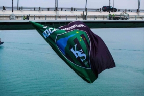 Büyükşehir, taraftarı kırmadı, Osmangazi Köprüsü’ne dev şampiyon Kocaelispor bayrağı asıldı