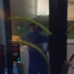 Sarıyer’de bir grup genç İETT otobüsüne saldırıp camları yumrukladılar