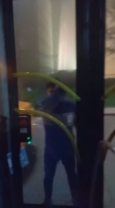 Sarıyer’de bir grup genç İETT otobüsüne saldırıp camları yumrukladılar