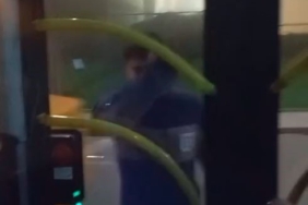 Sarıyer’de bir grup genç İETT otobüsüne saldırıp camları yumrukladılar