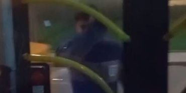 Sarıyer’de bir grup genç İETT otobüsüne saldırıp camları yumrukladılar