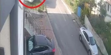 El freni boşalan midibüs apartmana çarparak durabildi