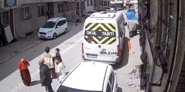 İstanbul’da depremden kaçış kamerada: Park halindeki araçlar böyle sallandı