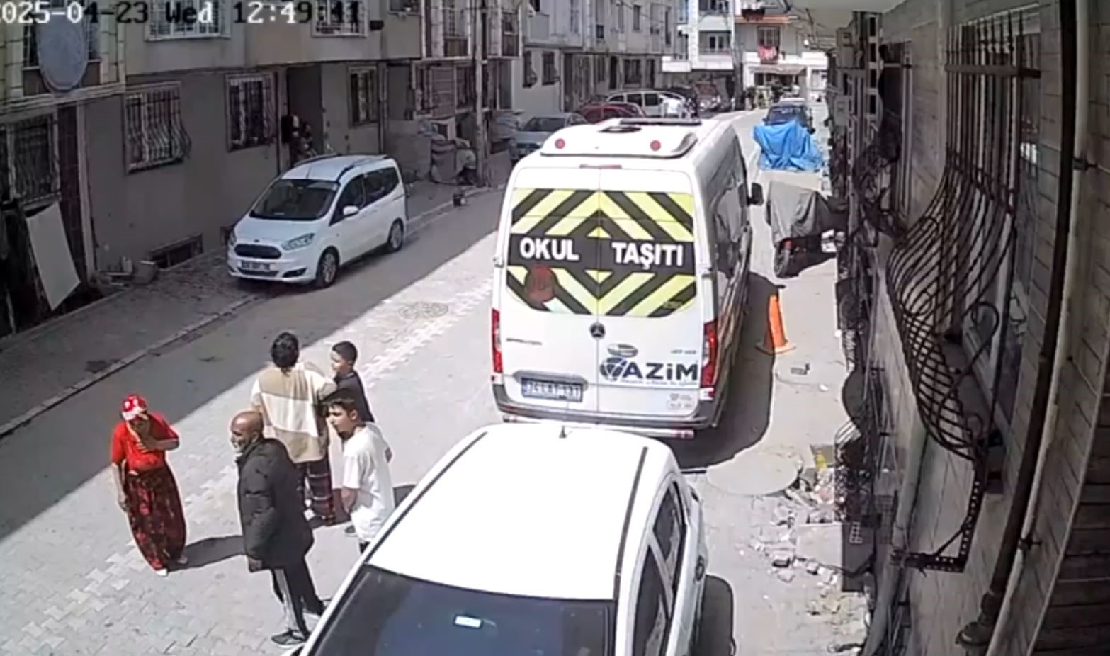 İstanbul’da depremden kaçış kamerada: Park halindeki araçlar böyle sallandı