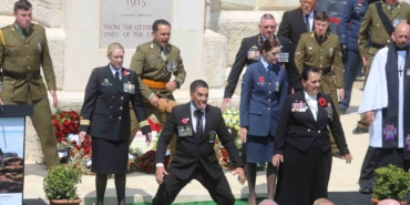 Yeni Zelanda askerleri, atalarını ’haka’ dansıyla andı