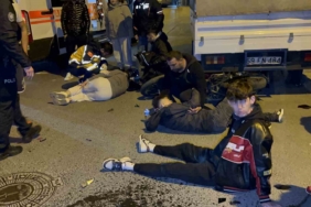 İki motosiklet kafa kafaya çarpıştı, 3 kişi yaralandı: Kaza anı kamerada