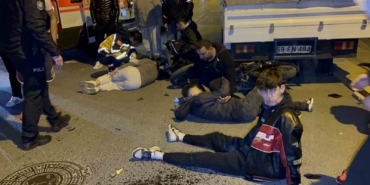 İki motosiklet kafa kafaya çarpıştı, 3 kişi yaralandı: Kaza anı kamerada