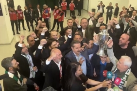 Faruk Çelik ve Mustafa Bozbey şampiyonluk kupasını birlikte kaldırdı