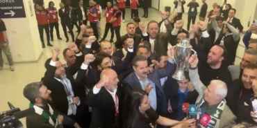 Faruk Çelik ve Mustafa Bozbey şampiyonluk kupasını birlikte kaldırdı