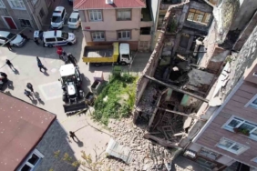 Fatih’te depremde hasar alan metruk bina yıkıldı