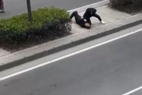 Babasını tek yumrukla bayılttı