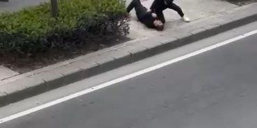 Babasını tek yumrukla bayılttı