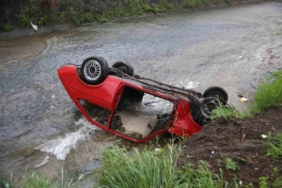 Uzun süredir park halindeki otomobili dereye attılar