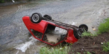 Uzun süredir park halindeki otomobili dereye attılar