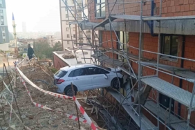 Görenler şaştı kaldı: Otomobilde mahsur kalan 4 kişi kurtarıldı