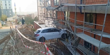 Görenler şaştı kaldı: Otomobilde mahsur kalan 4 kişi kurtarıldı