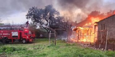 Edirne’de arı kovanlarının bulunduğu depo alev alev yandı