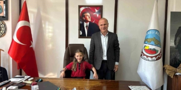 Balaban İlkokulu Öğrencisi Aysima Uğurlu, başkanlık koltuğuna oturdu