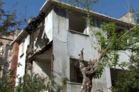 Bakırköy’de 3 katlı metruk binada kısmi çökme meydana geldi
