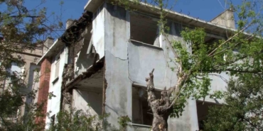 Bakırköy’de 3 katlı metruk binada kısmi çökme meydana geldi