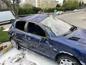 Küçükçekmece’de dubalara çarpan araç takla attı