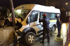 Kontrolden çıkan servis minibüsü alt geçidin duvarına çarptı