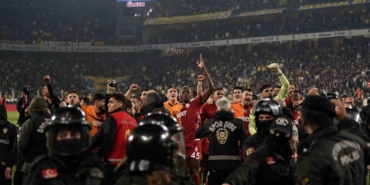 Galatasaray, derbi galibiyetini taraftarıyla kutladı