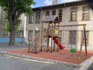 Üsküdar’da anaokulu deprem sonrası hasar gördü