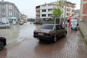 ’Dur’ ihtarına uymayan ehliyetsiz sürücü durağa çarptı