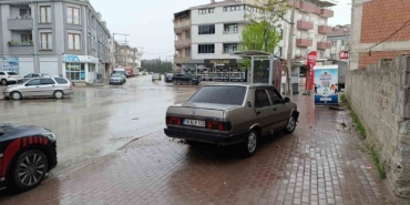 ’Dur’ ihtarına uymayan ehliyetsiz sürücü durağa çarptı