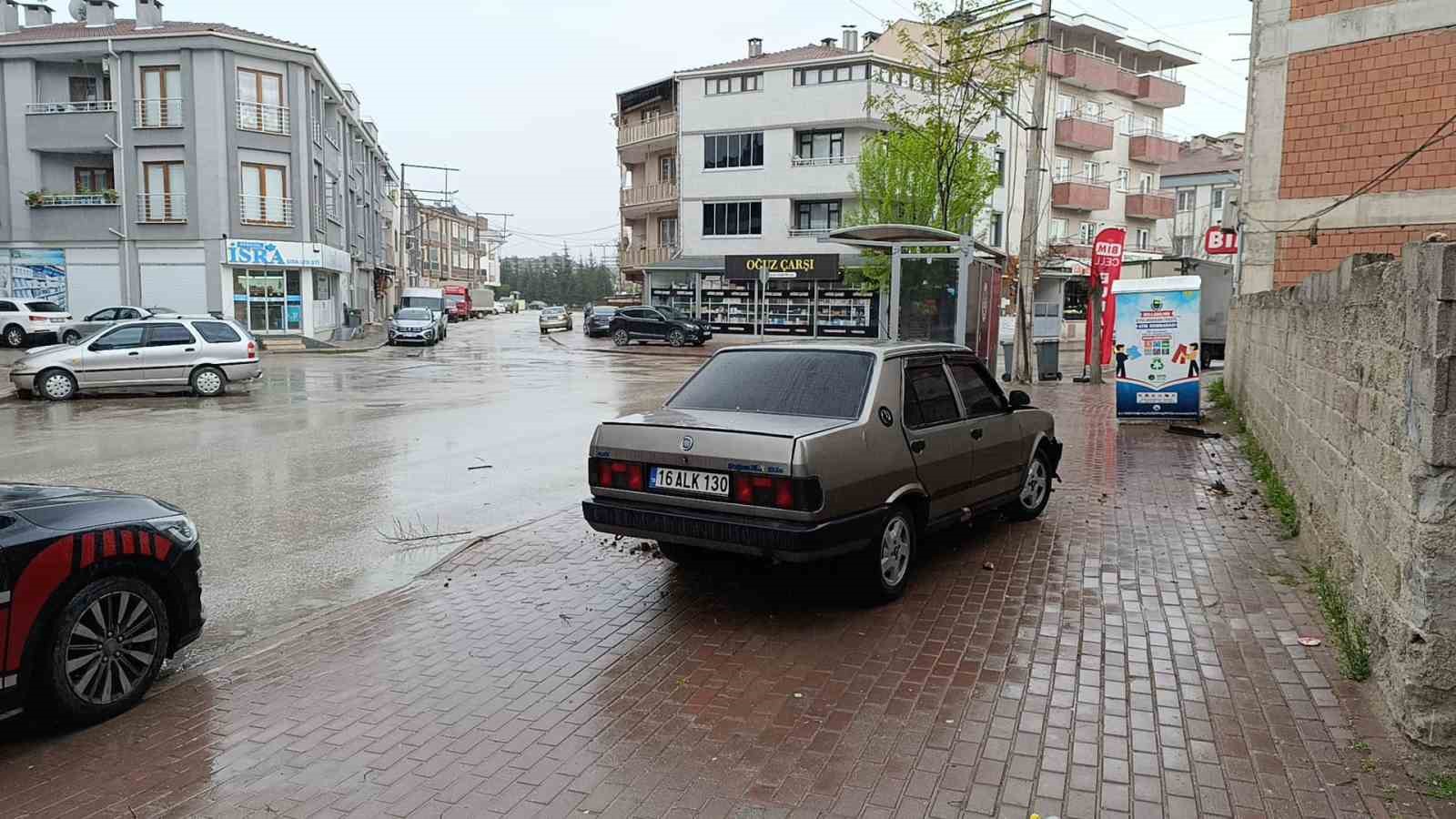 ’Dur’ ihtarına uymayan ehliyetsiz sürücü durağa çarptı