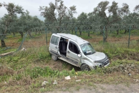 Tarlaya yuvarlanan hafif ticari araçtaki aynı aileden 3 kişi yaralandı