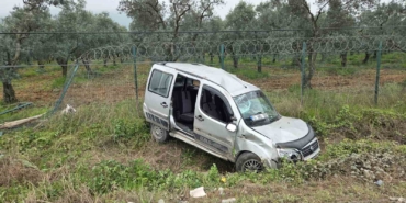Tarlaya yuvarlanan hafif ticari araçtaki aynı aileden 3 kişi yaralandı