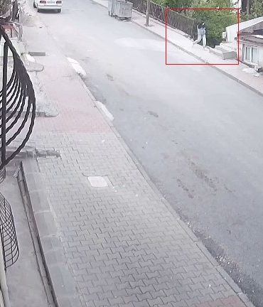 Beğendiği ayakkabıyı çalmak için geri döndü, o anlar kamerada