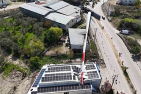 Fabrika üstüne yıkılan rüzgar gülü kanadı dronla görüntülendi