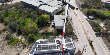 Fabrika üstüne yıkılan rüzgar gülü kanadı dronla görüntülendi