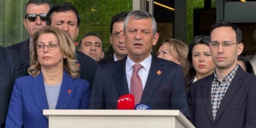 CHP Genel Başkanı Özel, Sırrı Süreyya Önder’i hastanede ziyaret etti