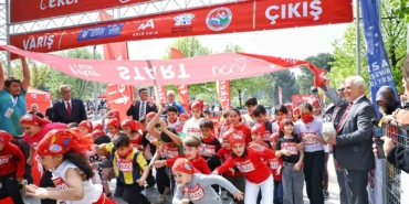 Binlerce çocuk 23 Nisan coşkusuyla koştu