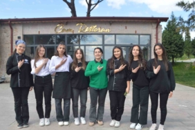 Turizm öğrencileri işitme engelliler için işaret dili öğrendi